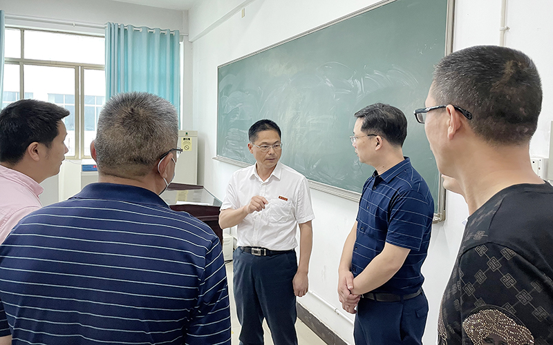 张平在二级学院实验室参观调研_邵阳头条网