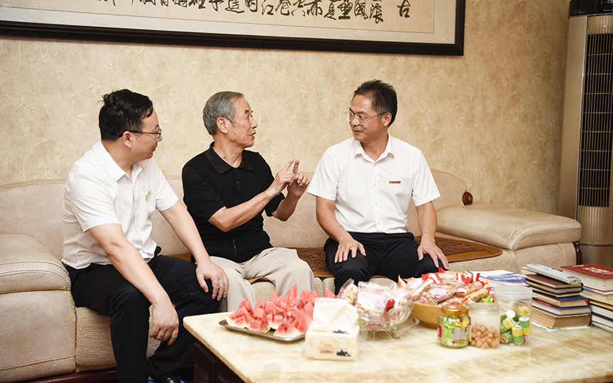 张平等校领导看望慰问离退休老同志_邵阳头条网