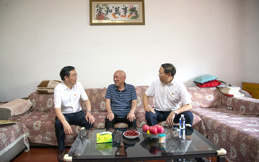 校领导“七一”前夕走访慰问老党员和生活困难党员_邵阳头条网