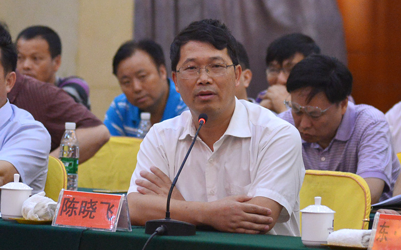 图为我校校长陈晓飞在汇报会上发言