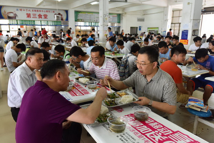 我的食堂我做主 ——30名邵院学子化身食堂"当家人"--邵阳学院