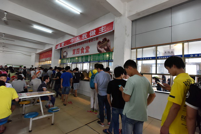 我的食堂我做主 ——30名邵院学子化身食堂"当家人"--邵阳学院