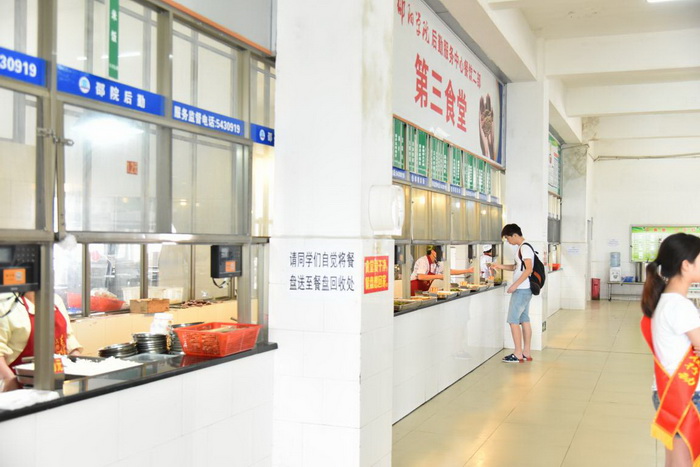 我的食堂我做主 ——30名邵院学子化身食堂"当家人"--邵阳学院