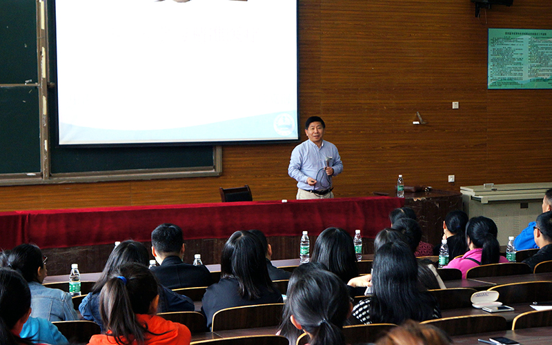 中南大学湘雅医学院博士生导师徐克前教授来校为医学检验系师生做讲座