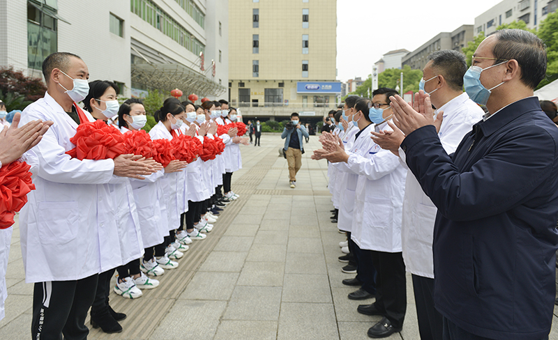 最高礼遇致敬抗疫英雄邵阳学院附属第一医院举行欢迎仪式迎接援黄冈